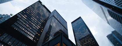 Büro-Hochhäuser aus der Froschperspektive